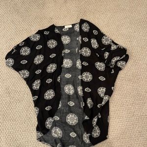 Spring Haze Los Angeles Black with white pattern Kimono. Size M.